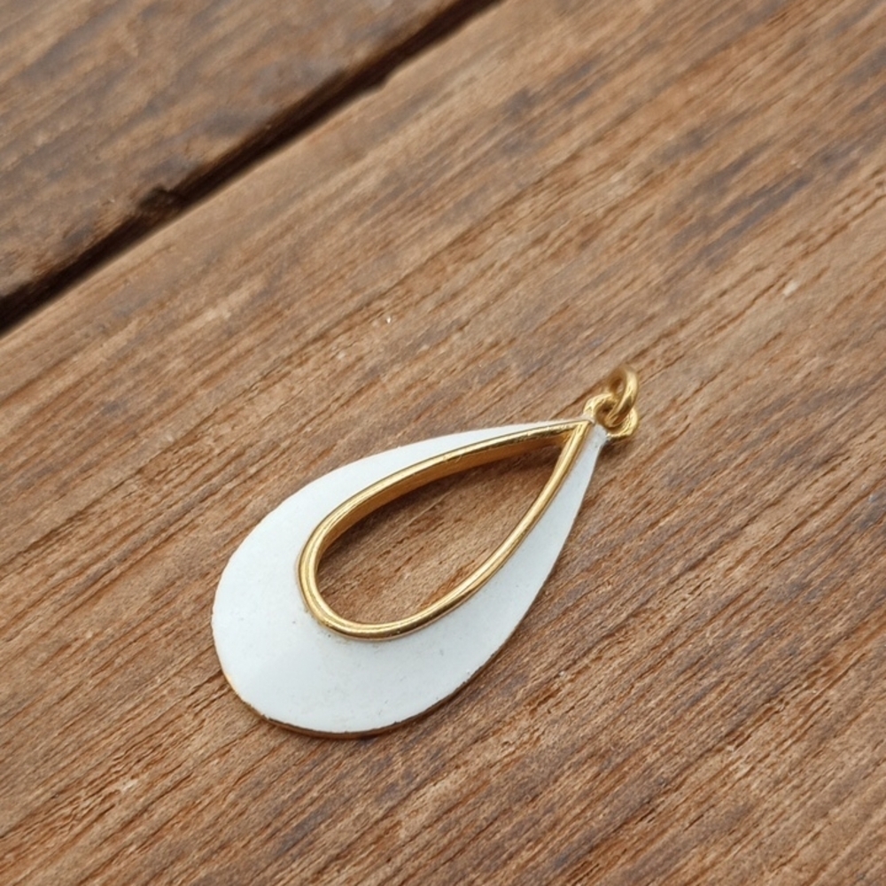 Gold Tone Vintage & White Teardrop Pendant - Women's Jewelry P244